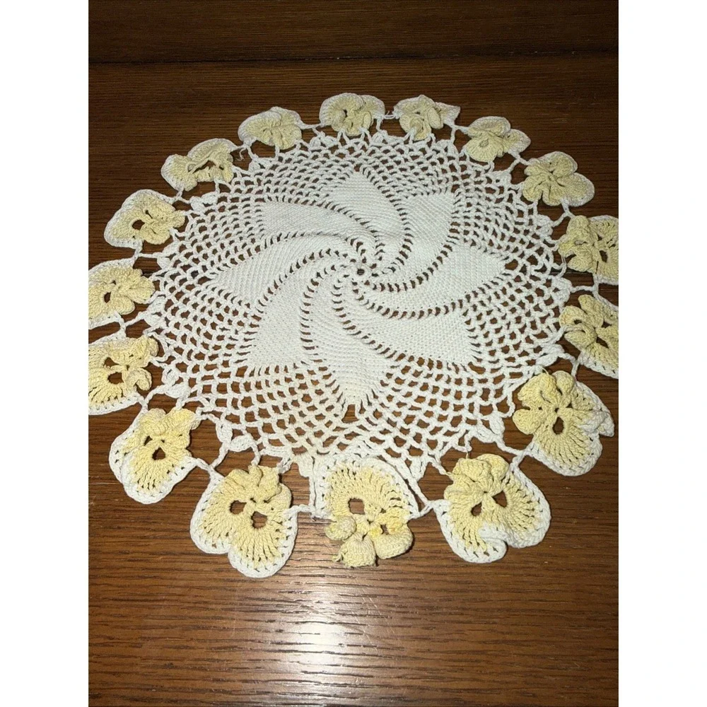 Vtg‎ Hand Crocheted White Spiral Doileyvwith Yellow Pansy Flower Border 13